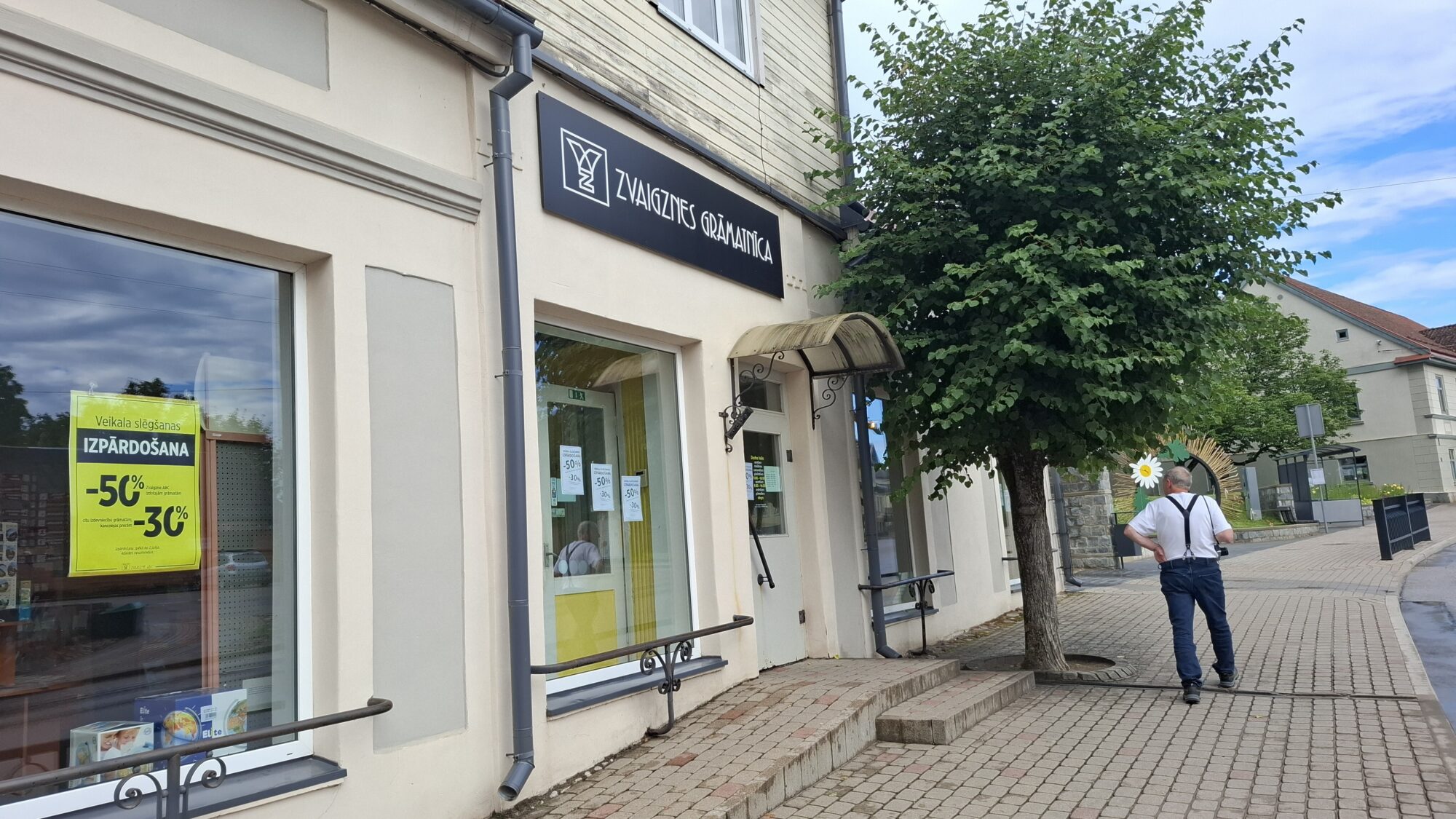 Slēdz “Zvaigznes grāmatnīcu” Aizputē