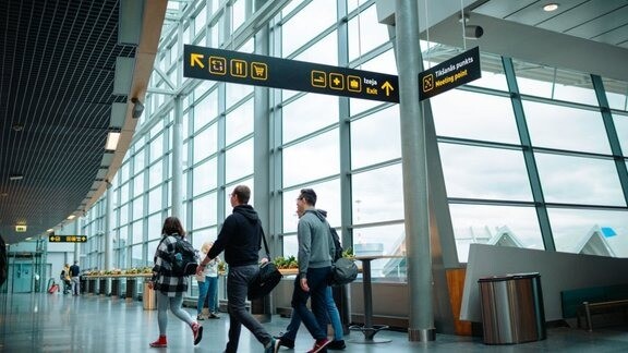 EP apstiprina uzlabotas aviopasažieru tiesības