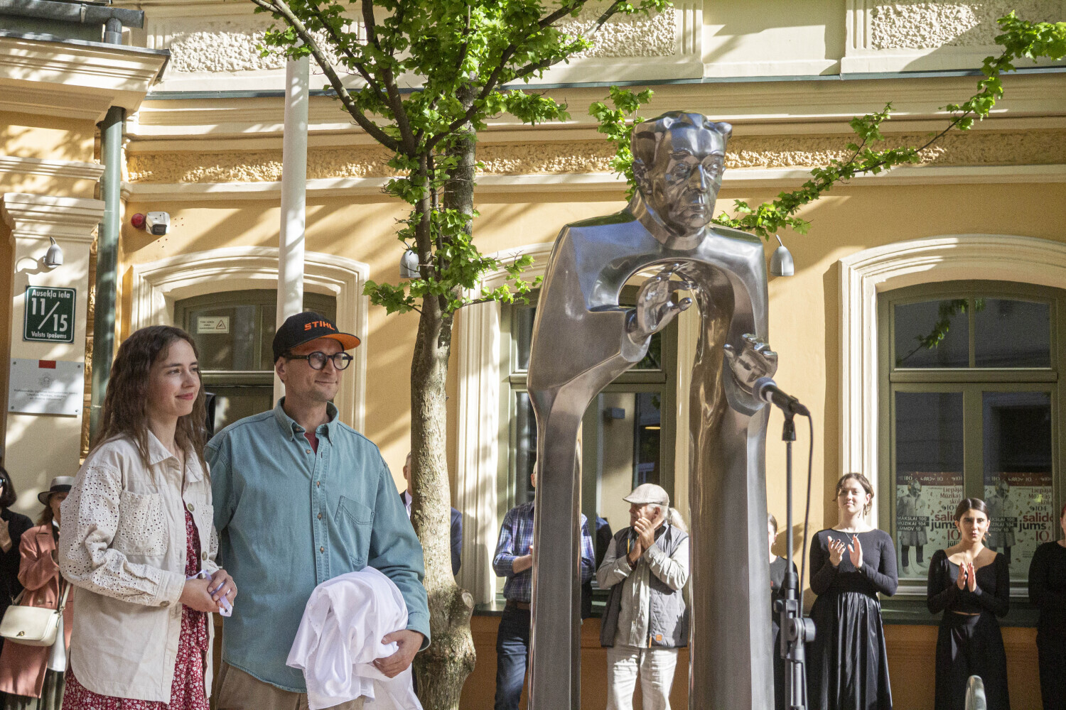 Foto un video: LMMDV jubilejas kulminācija – piemineklis Valdim Vikmanim