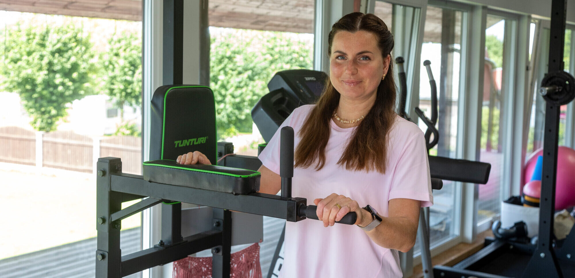 Foto: Fitness, dārza darbi un “terapija” uz paklājiņa: Treneres Annas Rungovskas stāsts par Aizputes un Kazdangas kopienu