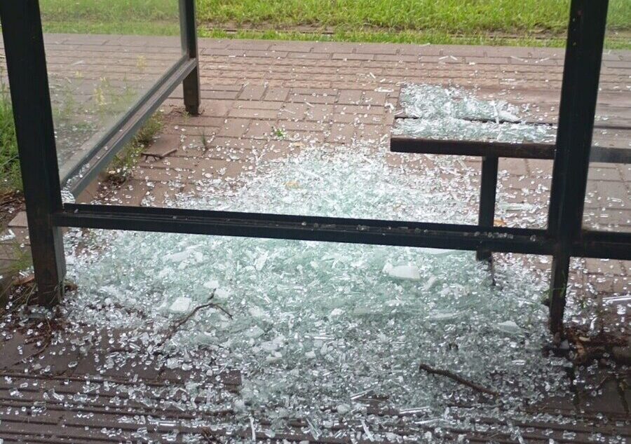 Brīvības ielas pieturai izsisti stikli. Lauskas savāktas, bet pieturas atjaunošana prasīs laiku