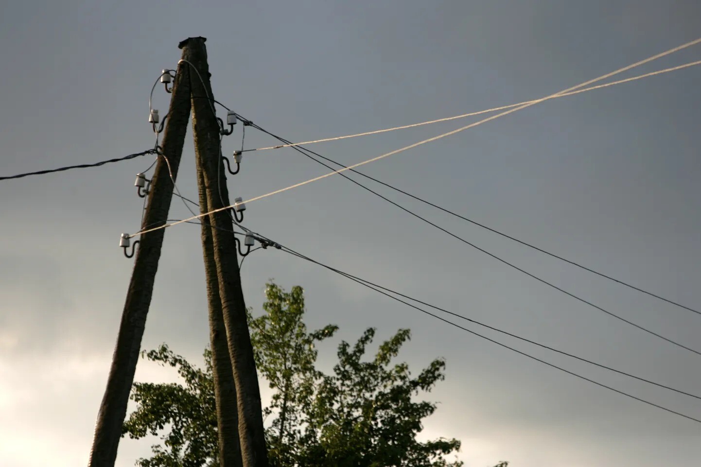 Svētdienas vakarā elektroapgāde aizvien traucēta aptuveni 2400 “Sadales tīkla” klientu