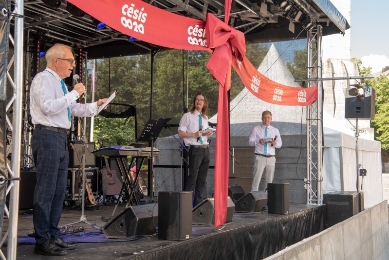 Vidzeme: Cēsu novadā iegādāta pārvietojama skatuve
