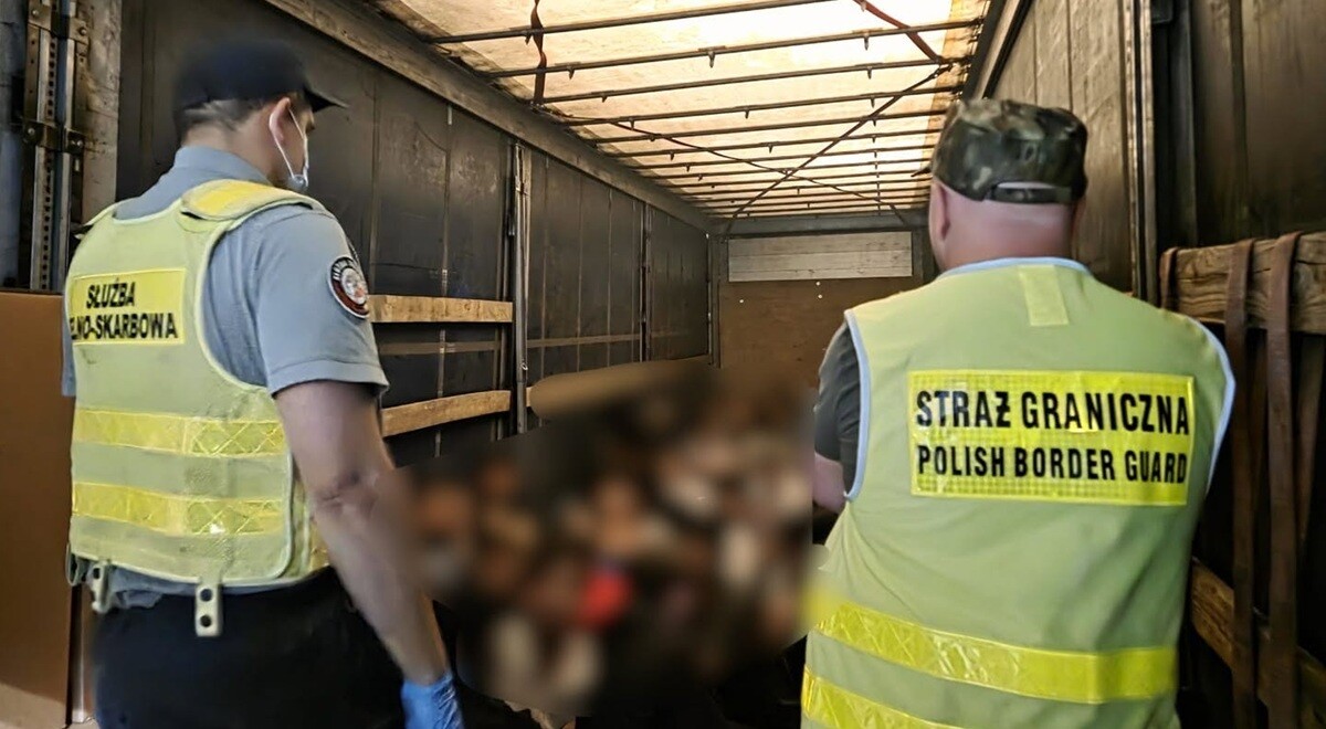 Polijas robežsargi aizturējuši kravas auto ar 54 nelegālajiem migrantiem, kas tiks nogādāti atpakaļ Latvijā