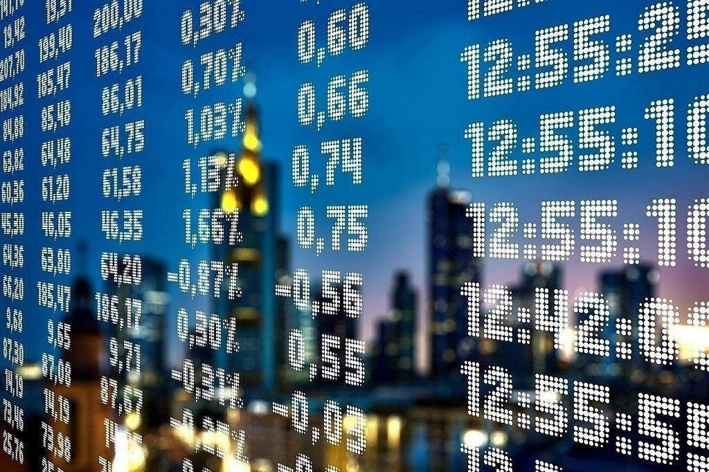 Akciju cenas pasaules biržās pārsvarā krītas, naftas cenas pieaug