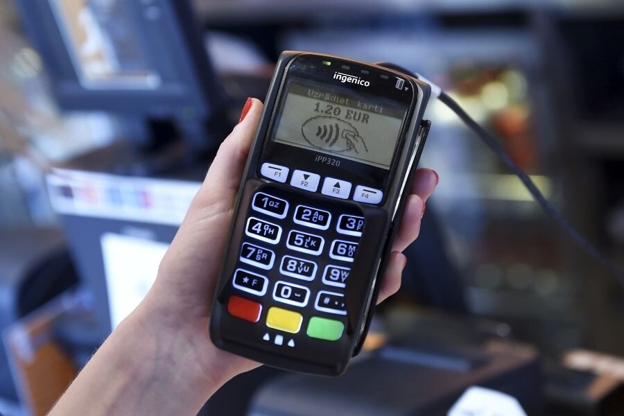 Aptauja: Latvijā 28% iedzīvotāju ikdienas tēriņus apmaksā ar digitālo karti
