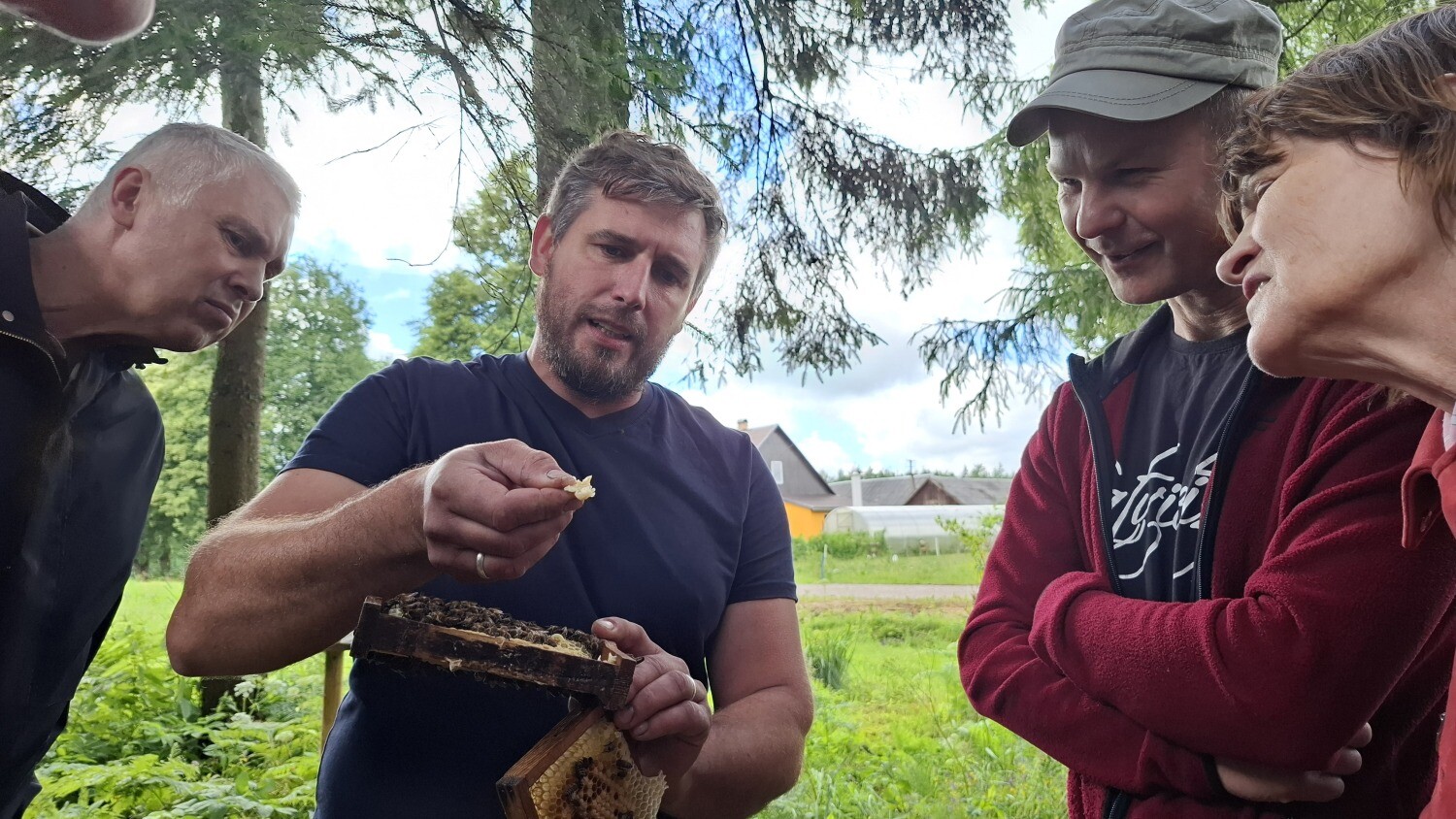 Foto: Pierobežas dravā audzē bišu karalienes, bet medu pērk arī lietuvieši un spāņi