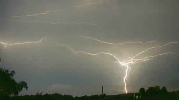 Trešdien Latvijā īslaicīgi līs, vietām dārdēs pērkons