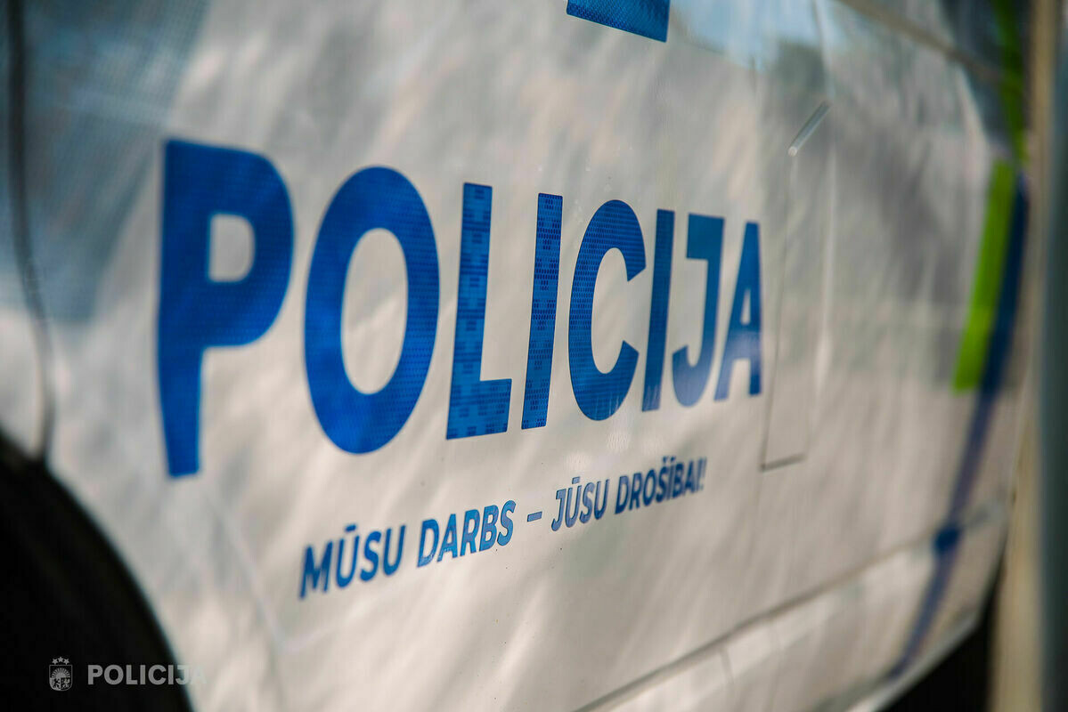 Vīrietis ar mikroautobusu Priekulē taranē traktoru
