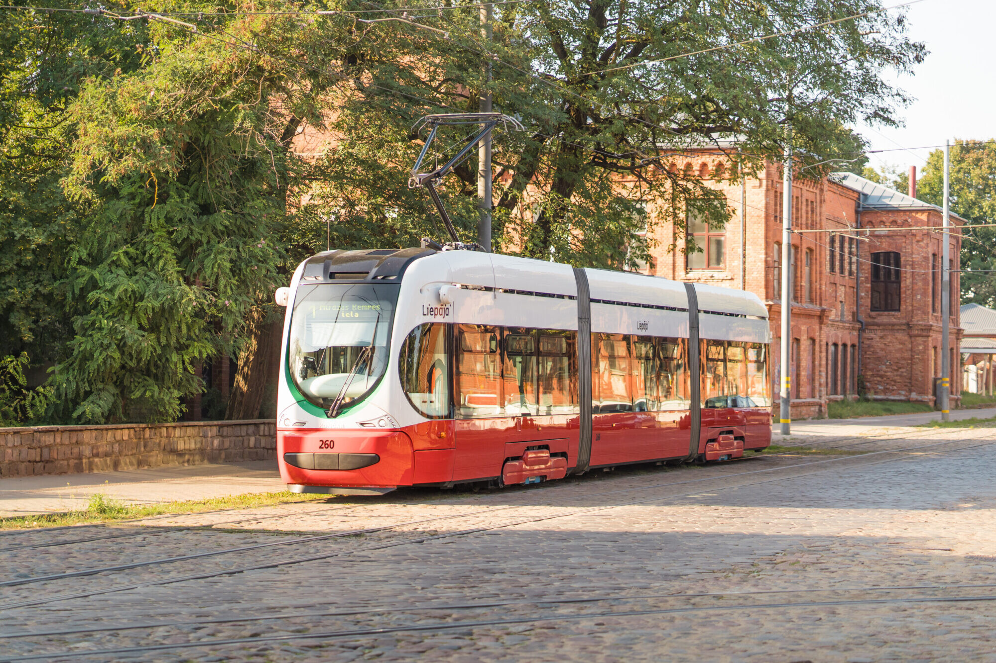 Līdz biļešu lasītājiem pie tramvaja priekšdurvīm vēl jāpaciešas – “Liepājas sabiedriskais transports” pie jautājuma sola ķerties rudenī