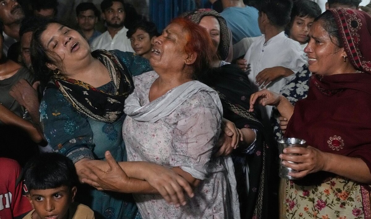 Pakistānā sagrūstot vakarskolas jumtam, gājuši bojā 14 bērni