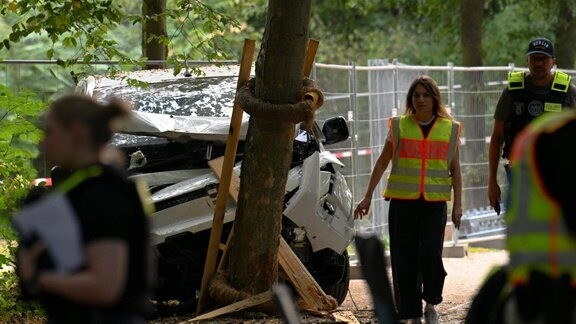 Berlīnes praidā auto ietriecies pūlī; viens cilvēks nogalināts, 16 ievainoti