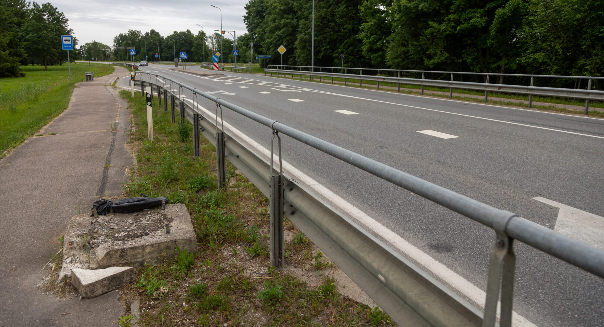 Pēc pusgada uzliks atpakaļ Grobiņā nogāzto fotoradaru