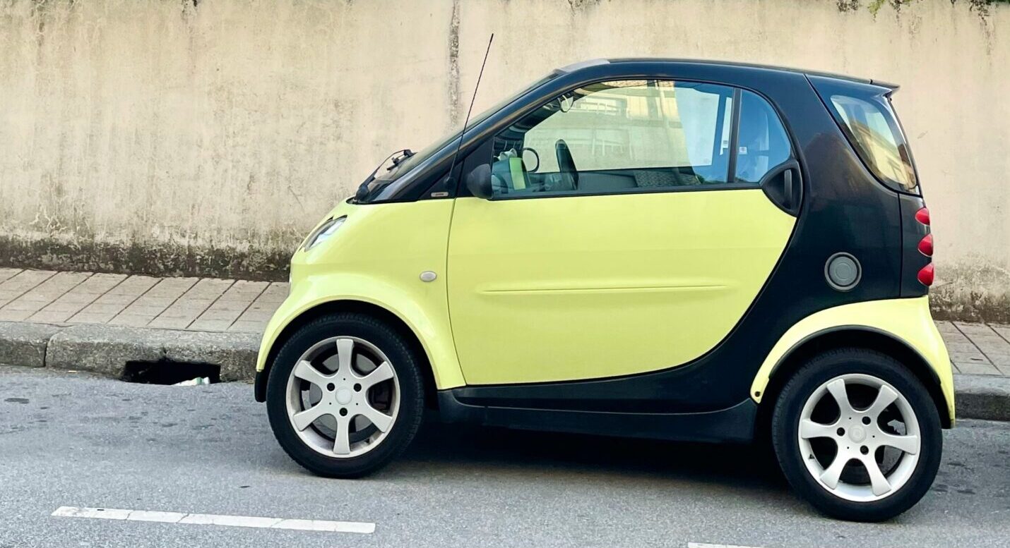 Ar “Smart” Cukura ielā taranē mersedesu