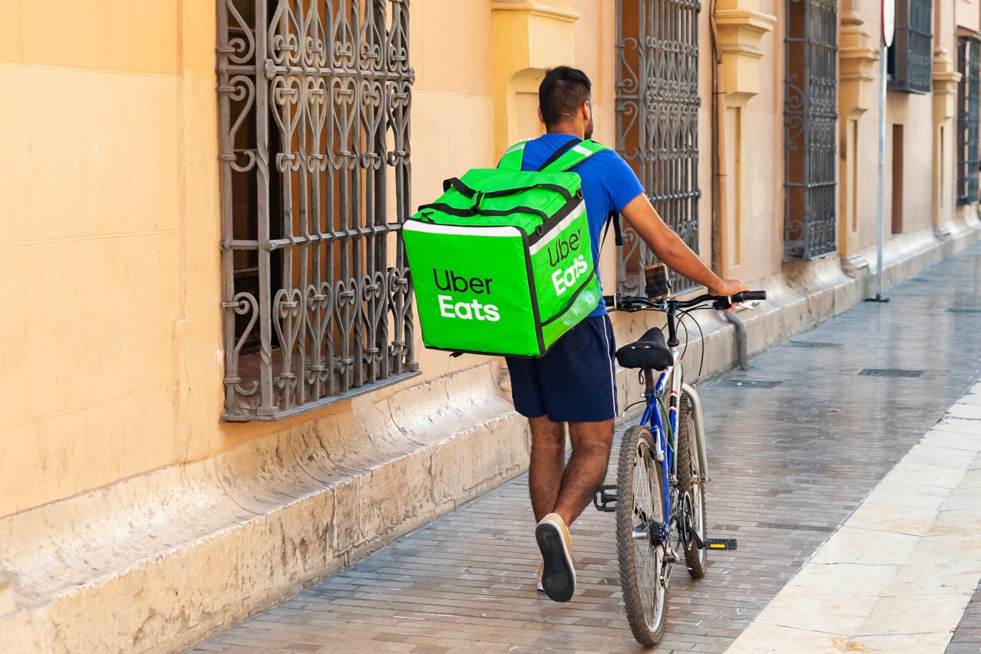 “Uber” iegādāsies Vācijas pārtikas piegādes uzņēmumu “Delivery Hero”