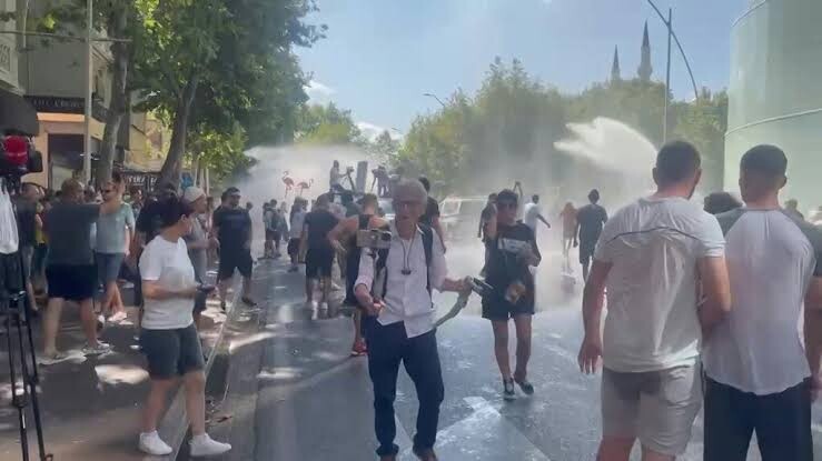 Albānijas policija lieto asaru gāzi protestos pret kūrorta projektu, kas saistīts ar Trampa ģimeni
