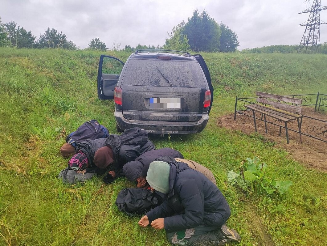 Pēc vajāšanas un šaujamieroča izmantošanas aiztur trīs nelegālo migrantu pārvadātājus