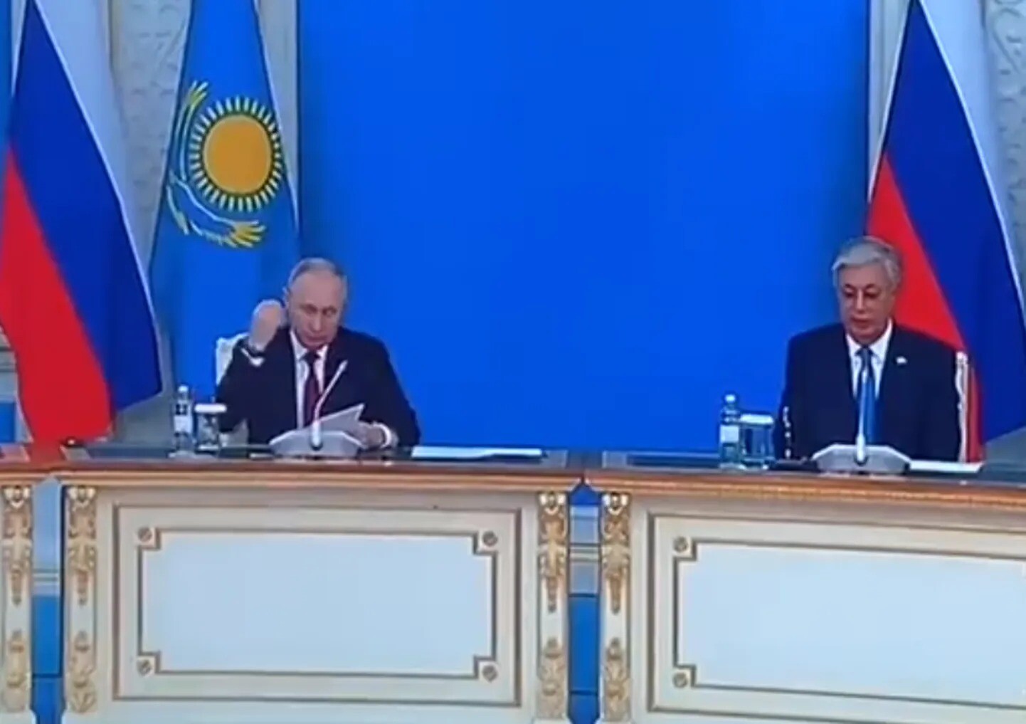 Kazahstānas prezidents mudina Putinu “iesaldēt” karu ar Ukrainu