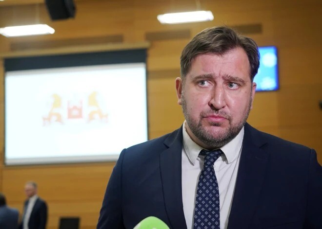 Tiesa septembrī turpinās skatīt krimināllietu pret Rīgas domnieku Brēmani par 102 721 eiro izkrāpšanu diplomāta karjeras laikā