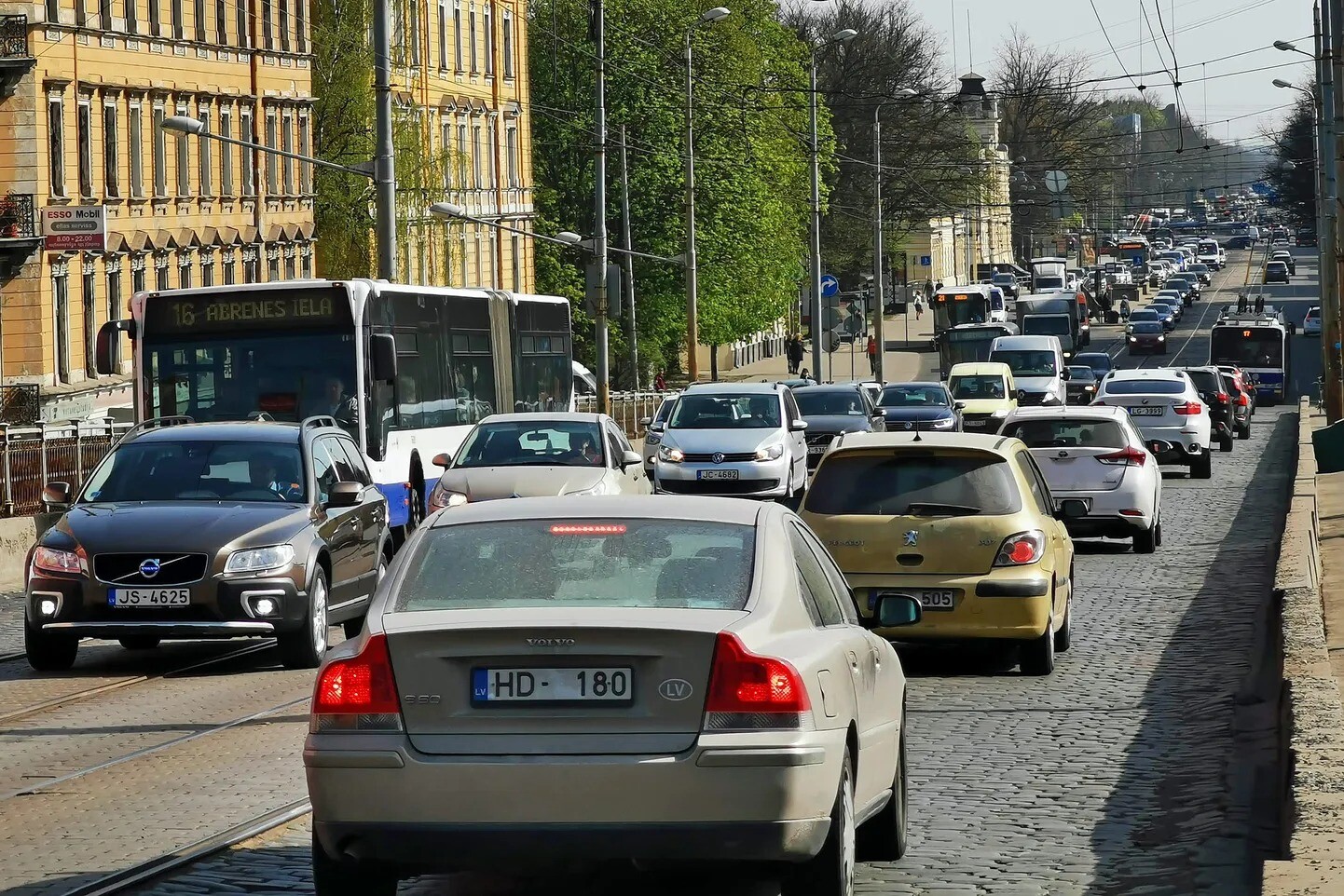 Aptauja: Latvijā 82% autovadītāju mēdz pārsniegt atļauto braukšanas ātrumu vismaz par 10 kilometriem stundā