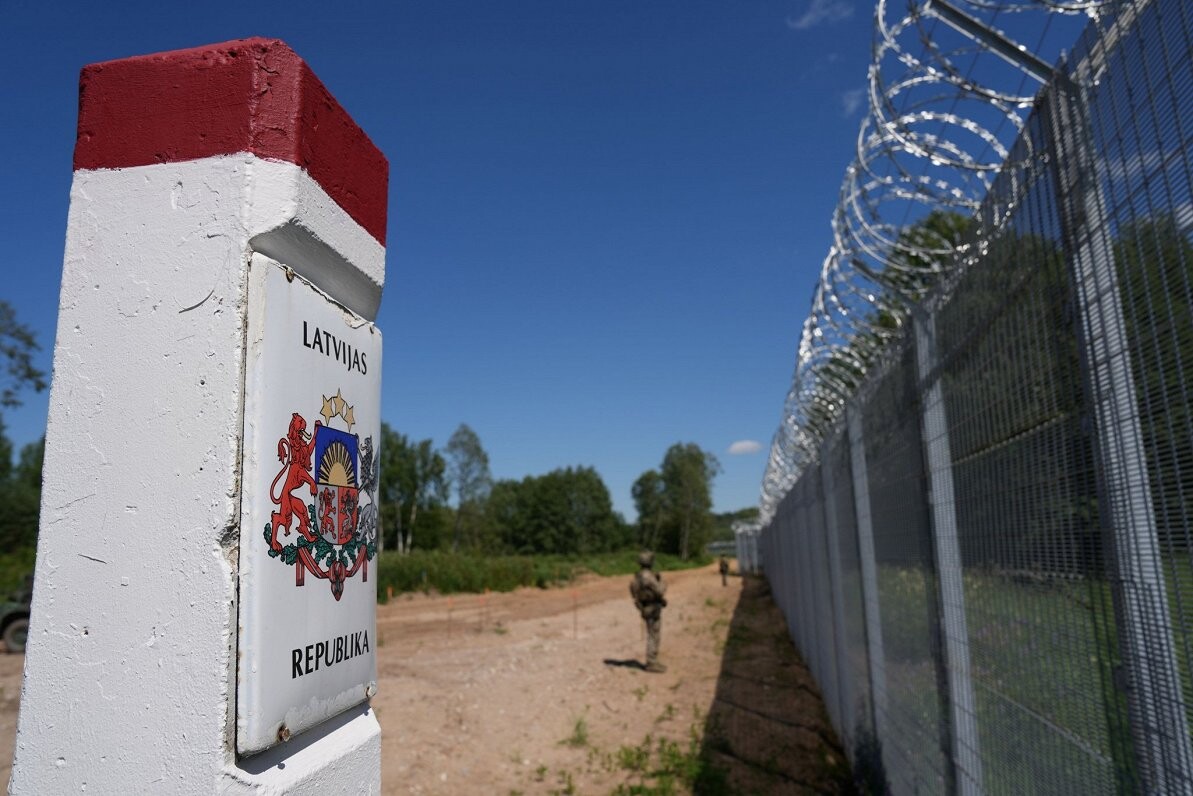Sākts kriminālprocess par Baltkrievijas robežsargu darbībām, organizējot nelegālo migrāciju