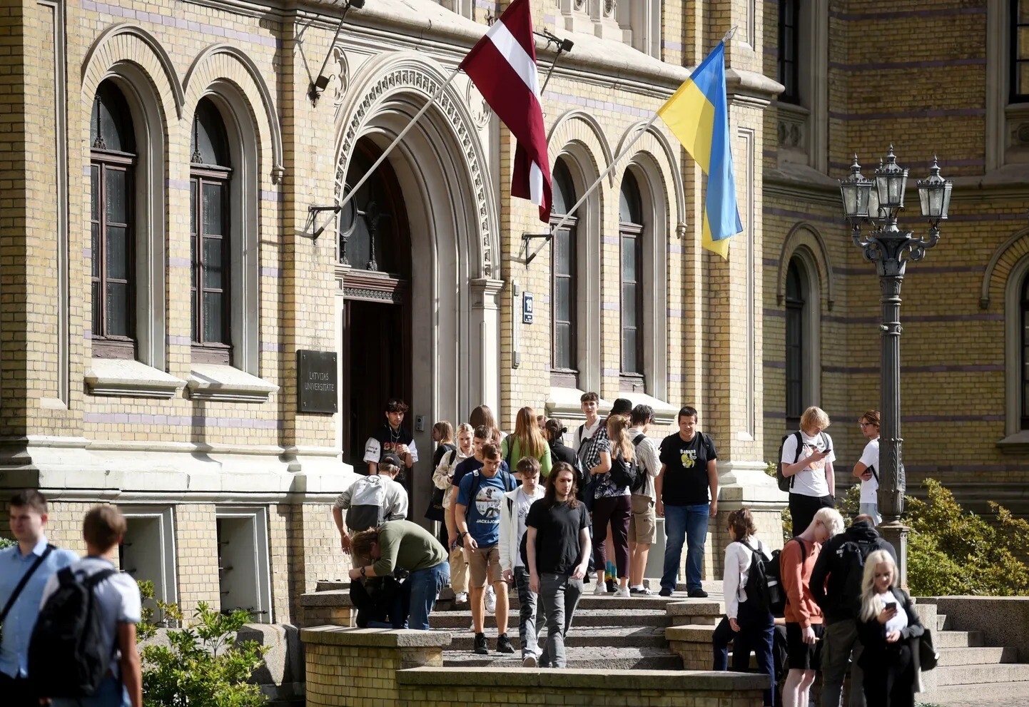 Pirmajā dienā pamatstudijām astoņās Latvijas augstskolās saņemti teju 2220 pieteikumi