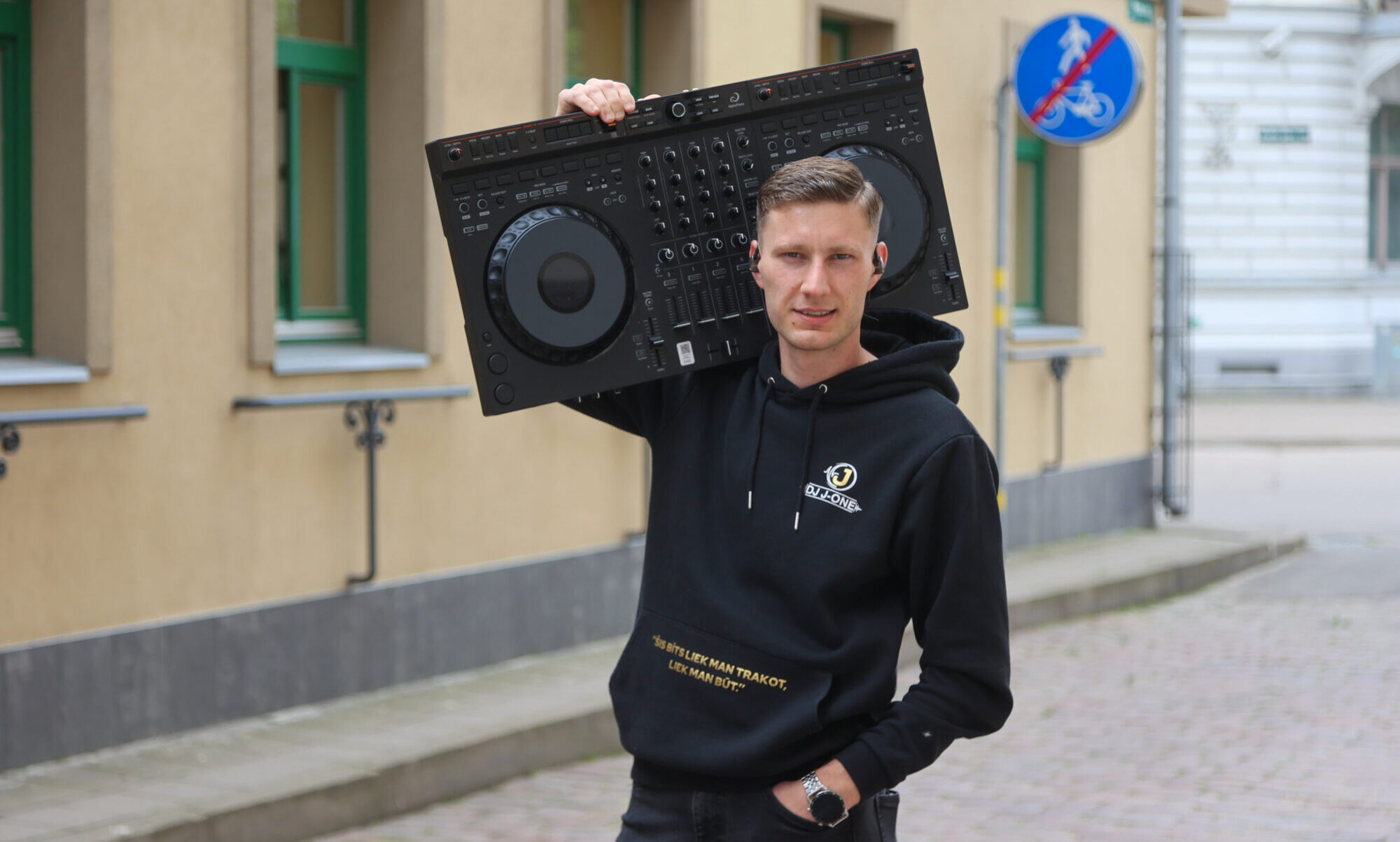 Naudu vāc dienā, publiku – naktī: DJ J-One divas profesijas