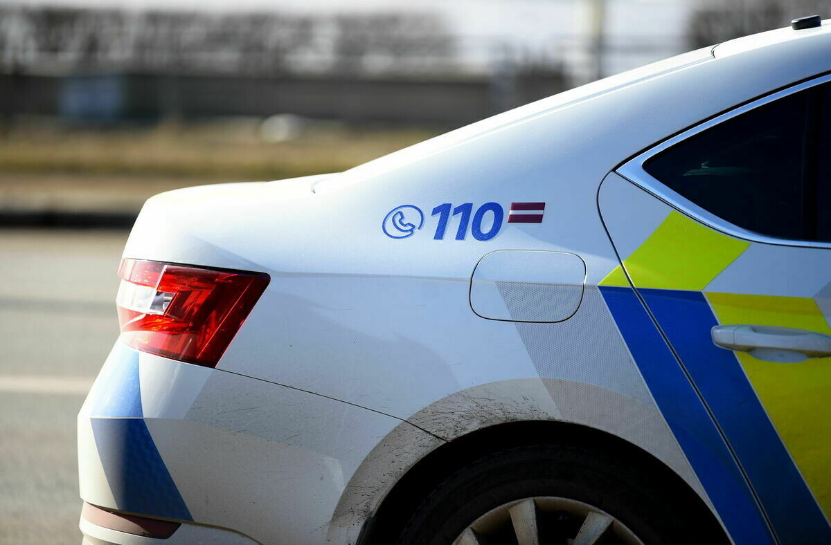 Policists trijos naktī taranē barjeru Brīvības ielā