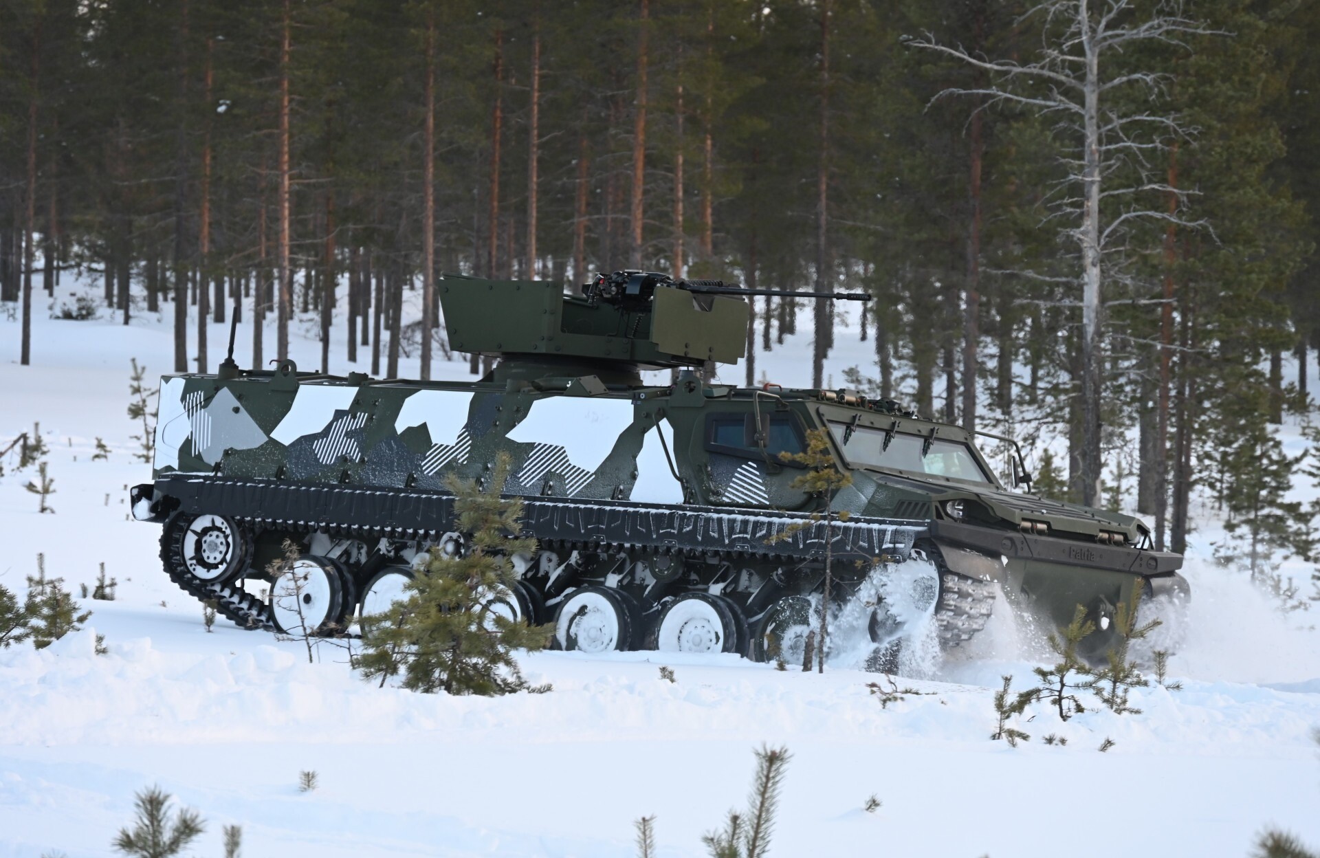 NATO samitā Latvija, Somija un Norvēģija vienojas attīstīt jaunas paaudzes kāpurķēžu bruņumašīnas “Patria TrackX”