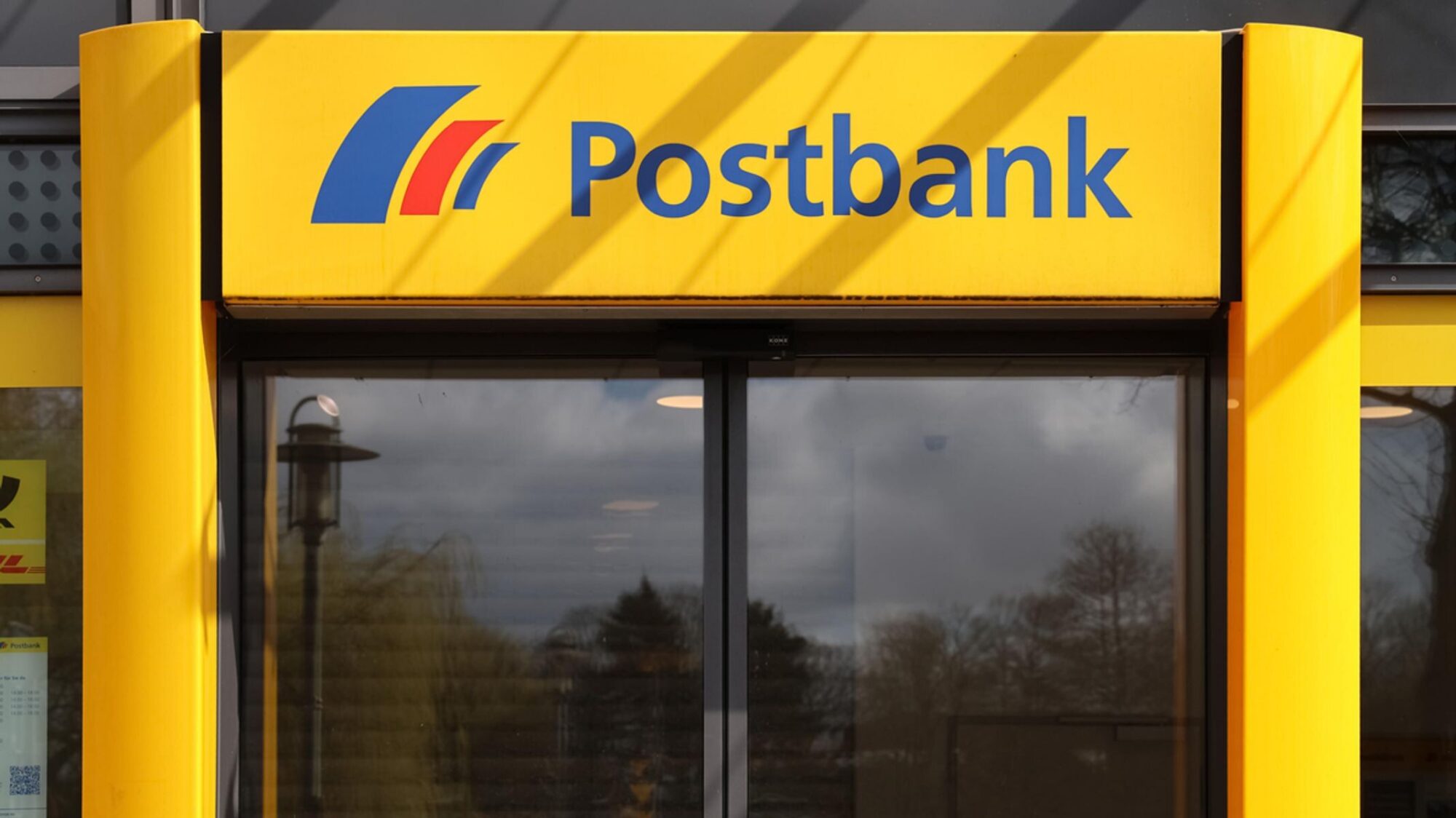 Pēc vienošanās par algu palielināšanu novērsts Vācijas “Postbank” darbinieku streiks