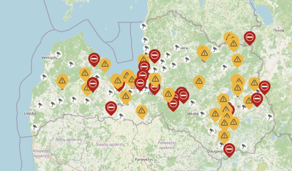 Daudzviet uz ceļiem sakrituši koki, apgrūtinot satiksmi