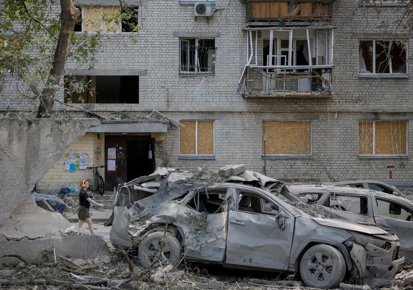 Krievijas triecienos Ukrainai nogalināti vismaz divi cilvēki