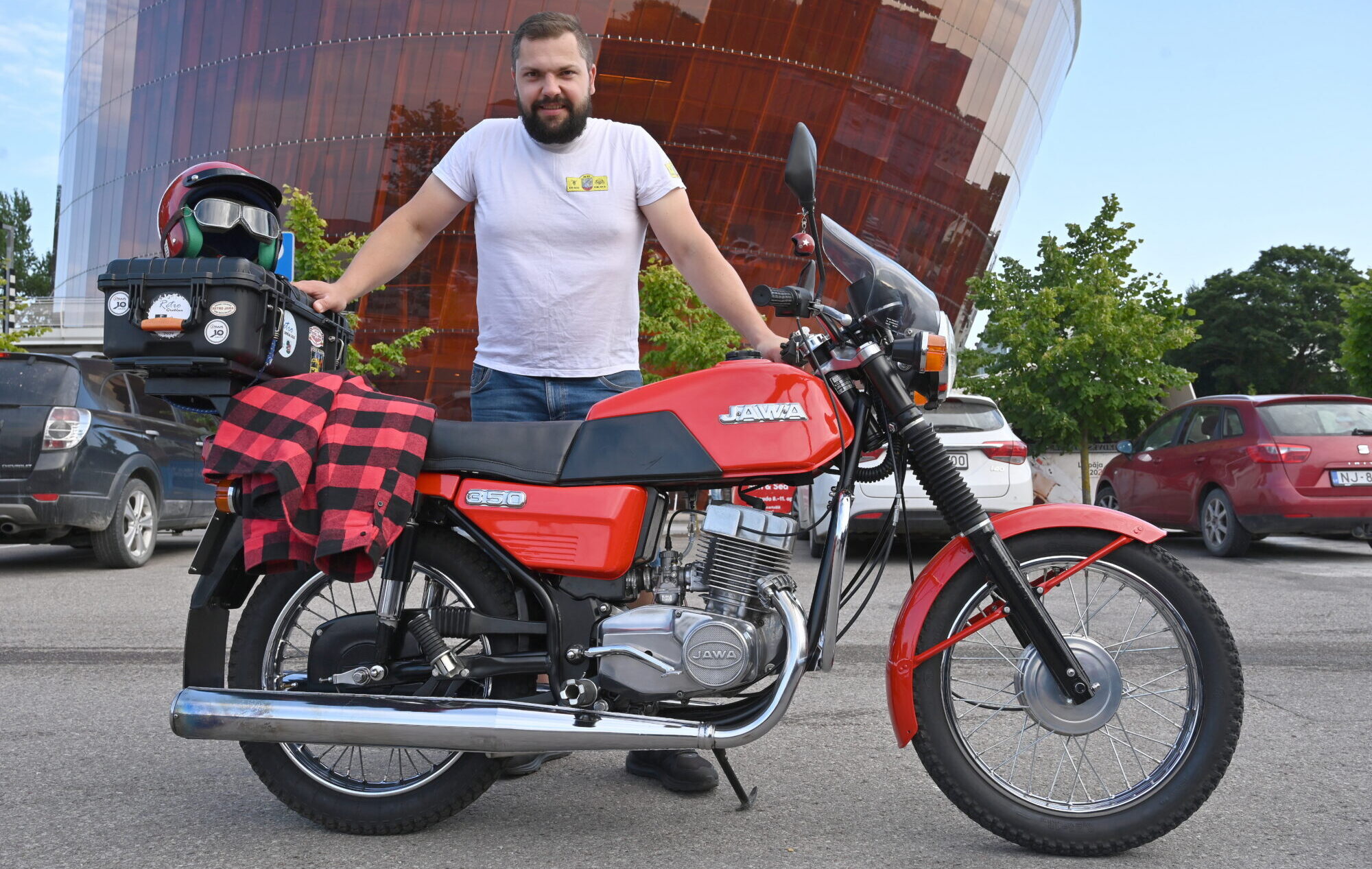 Foto: Pieaugušo lego un cukura maiss pret mopēdu. Brāļi Valdmaņi Cīravā rīko vērienīgu retro spēkratu saietu