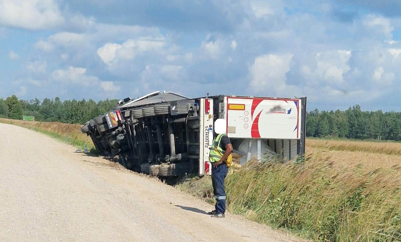 Otaņķu pagastā grāvī apgāžas kravas auto