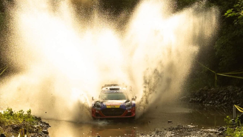 Seska ekipāža avarē Somijas rallija ātrumposmā