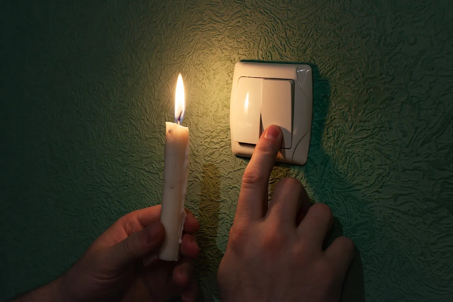 Trīs dienas pēc vētras bez elektrības Latvijā vēl aptuveni 11 000 klientu