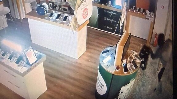 Vētras laikā apzagts “Bite Latvija” klientu apkalpošanas centrs Rīgā