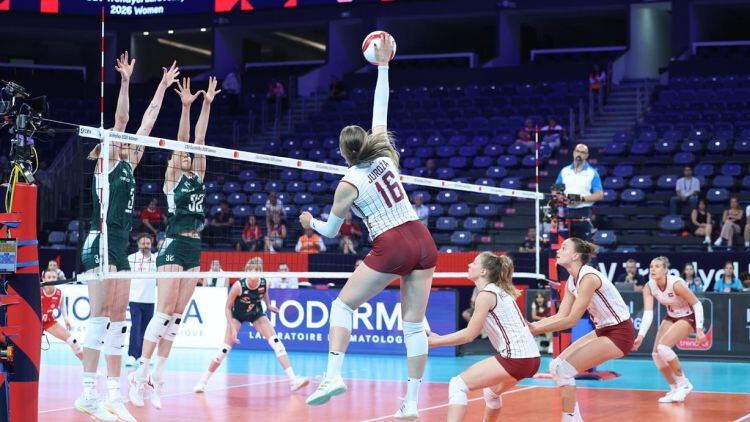 Latvijas volejbolistes Eiropas čempionātā uzvar setu zaudējumā Polijai