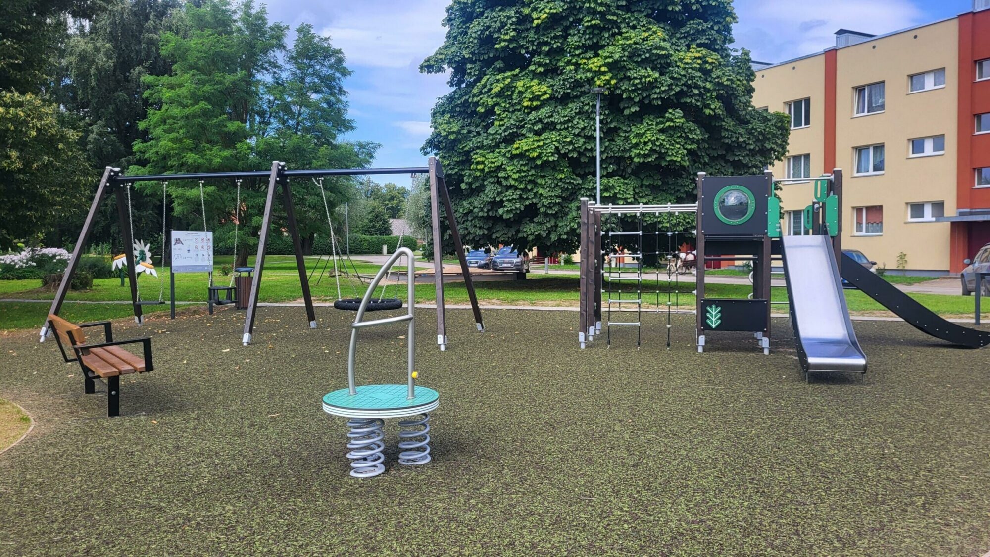 Kurzeme: Alsungā, Rudbāržos un Kurmālē – jauni rotaļlaukumi 
