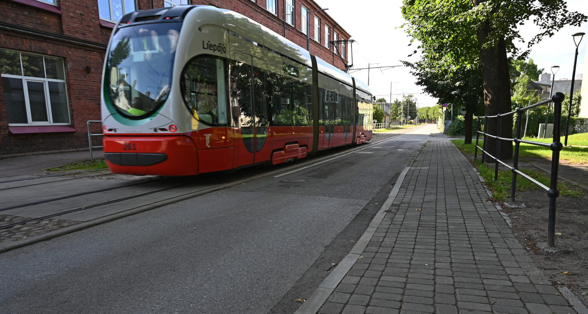 Foto: Drošības barjeru pie Jāņa Čakstes vidusskolas 1. septembrī vēl nebūs