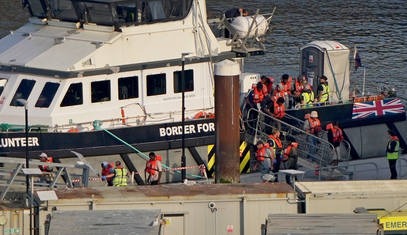 Lamanšā pēc laivas aizdegšanās izglābti gandrīz 160 migranti