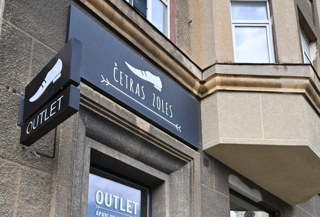 Pēc astoņu gadu darbības Liepājas centrā slēgs apavu veikalu “Četras zoles”