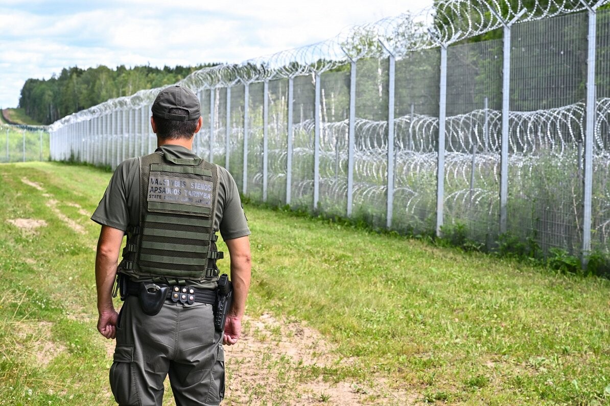 Portāls: Migranti mēģinājuši caur tuneli ievilkt Lietuvas robežsargu Baltkrievijā