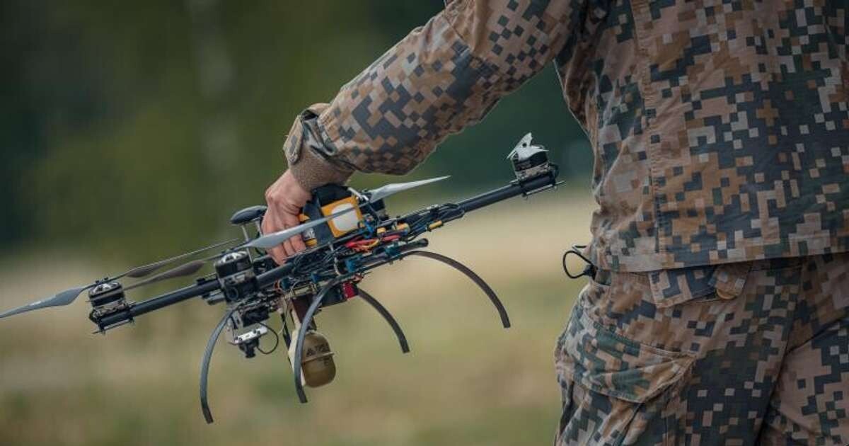 Laikraksts: Kolumbijas karteļu locekļi dodas uz Ukrainu, lai apgūtu dronu kaujas taktiku