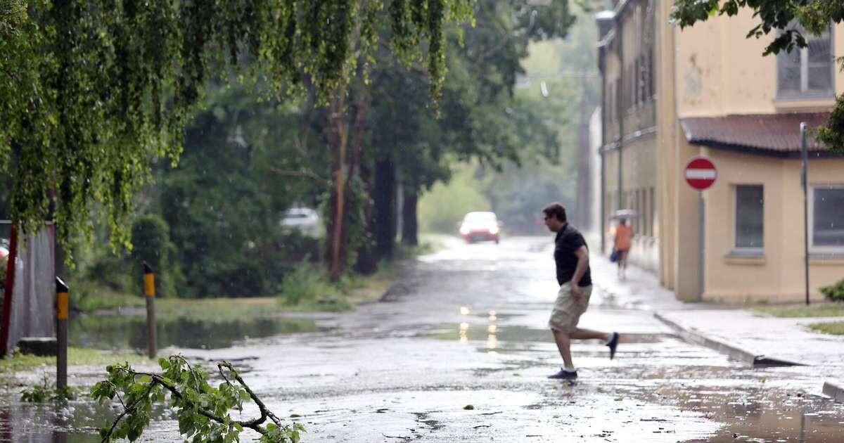 Ekstremāli stipra lietus gaidās Latvijas centrālajā daļā izsludina sarkano brīdinājumu