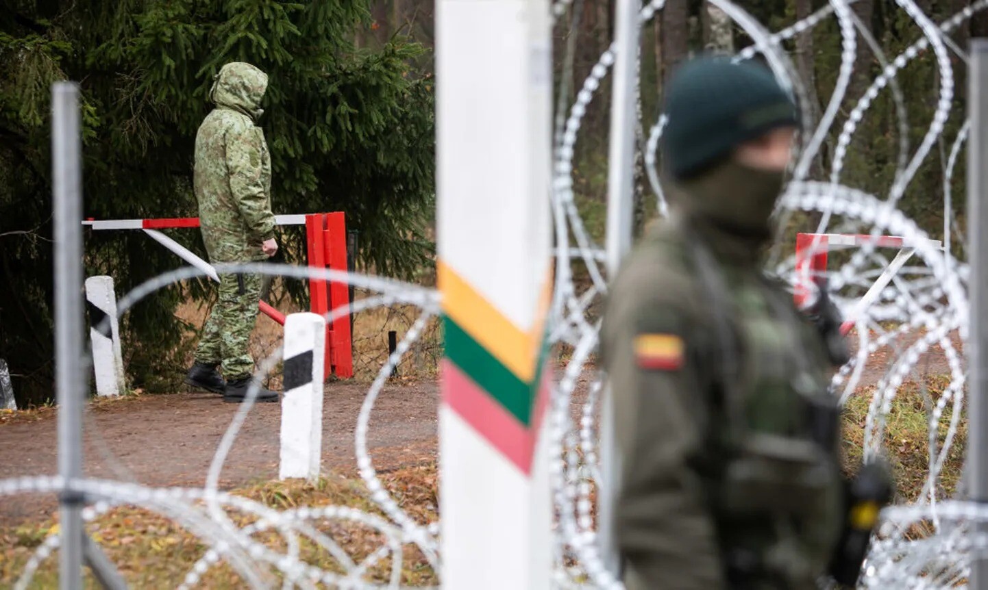Lietuvas robežsargi piespieduši doties atpakaļ uz Baltkrieviju 13 migrantus
