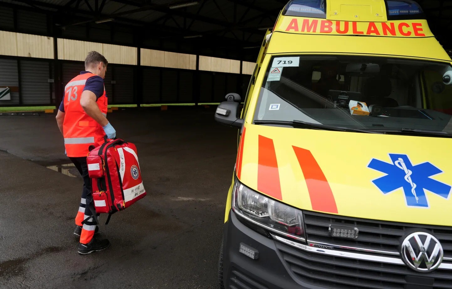 NMPD mediķi vētrā palīdzību snieguši 14 cietušajiem, atsevišķos gadījumos gūtas smagas traumas
