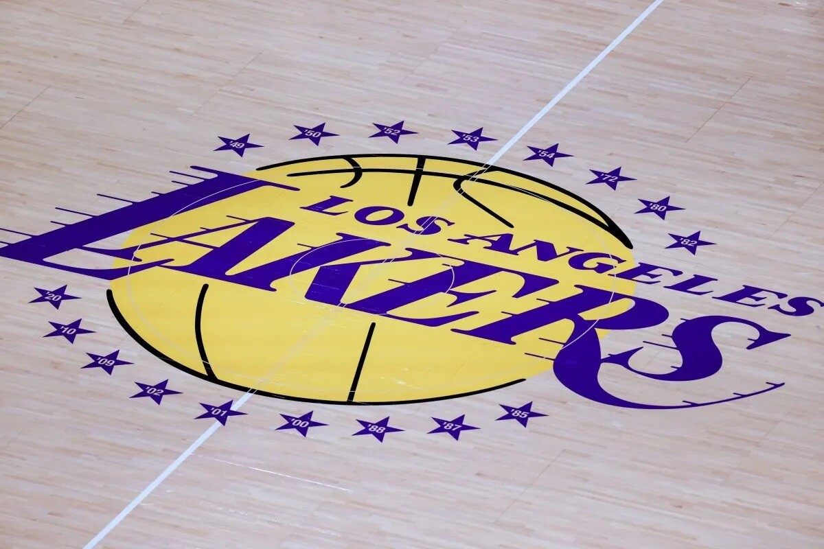 ESPN: NBA komanda “Lakers” tiks pārdota par 12,5 miljardiem dolāru