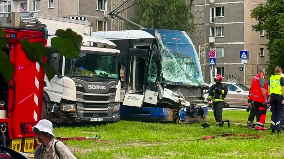 Video: Kravas automašīnas un tramvaja sadursmē Rīgā cietuši pieci cilvēki