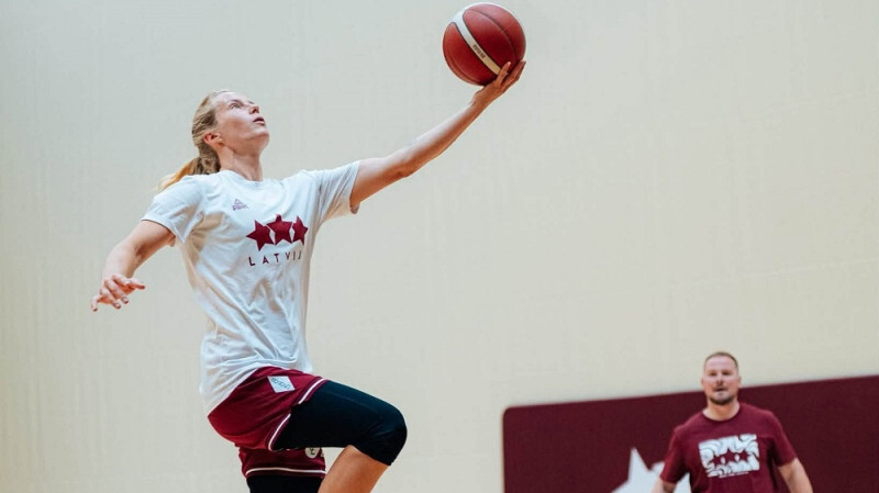 Latvijas sieviešu basketbola izlasē turnīram Stokholmā iekļautas divas debitantes